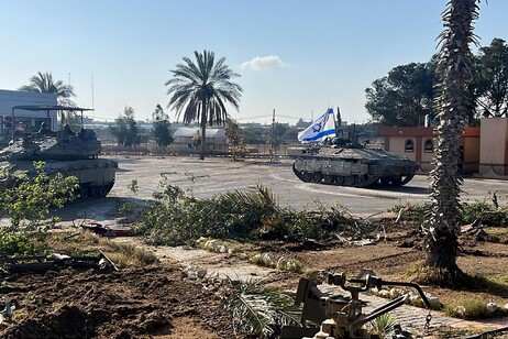 Tanques israelíes en el paso de Rafah hacia Egipto.