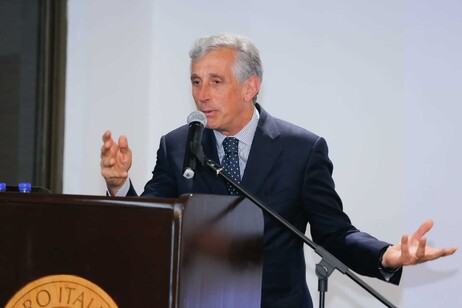 El embajador para los italianos en el exterior, Luigi Vignali, durante su exposición en Bogotá.