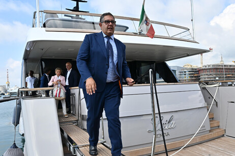 Il presidente della Regione Liguria Giovanni Tori scende dallo yacht di Aldo Spinelli