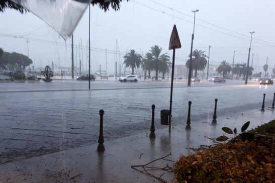 Maltempo: nubifragio a Cagliari, strade allagate