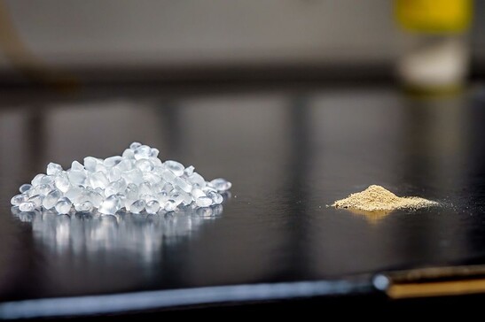 A sinistra il pellet di Tpu e a destra le spore batteriche usati per produrre la nuova bioplastica (fonte: David Baillot/UC San Diego Jacobs School of Engineering)