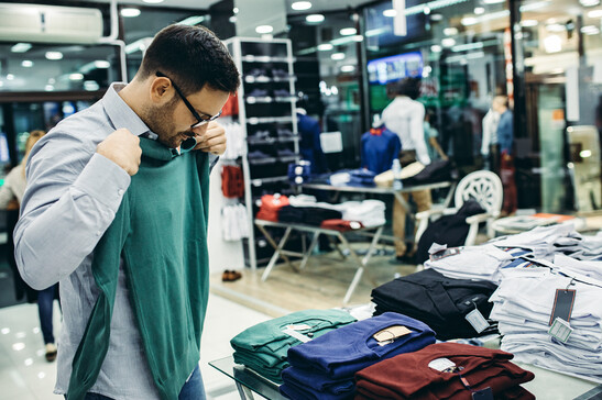 Un giovane fa shopping foto iStock,.