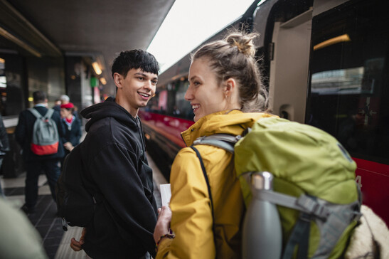 Giovani viaggiatori in treno foto iStock.