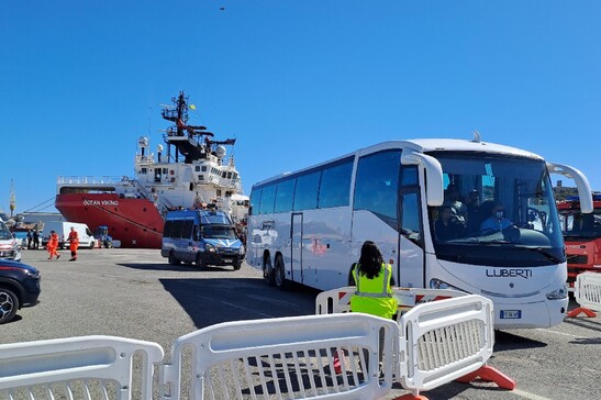 Ocean Viking ad Ancona, terminate le operazioni di sbarco dei naufraghi