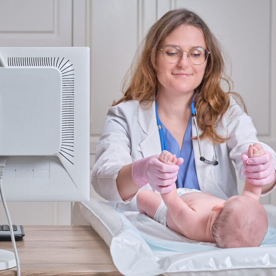 Visita medica di un neonato  foto :Andrey Zhuravlev-iStock