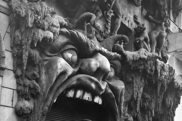 MOSTRA 'ROBERT DOISNEAU. PESCATORE D'IMMAGINI' A PISA - Robert Doisneau, L'enfer, 1952 Atelier Robert Doisneau