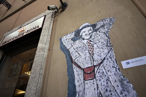 A mural dedicated to Gigi Proietti in Rome