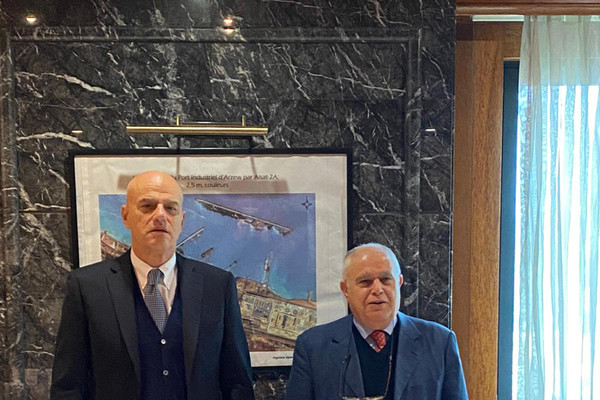 Le ministre alg�rien de l'�nergie, Abdelmadjid Attar (DX), et le PDG de Sonatrach, Toufik Hakkar (SX), rencontrent le PDG d'Eni, Claudio Descalzi (communiqu� de presse Eni)