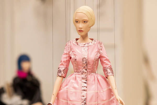 Moda: Moschino, video con marionette-indossatrici