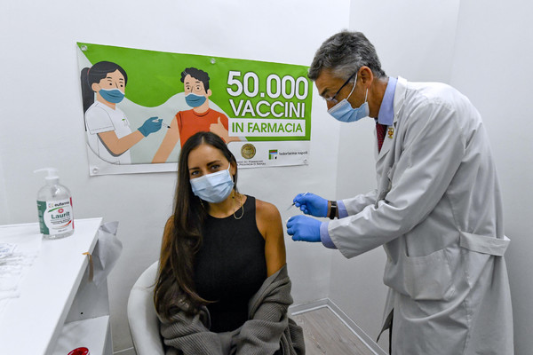 Vaccini: Napoli; le farmacie toccano 50mila dosi somministrate