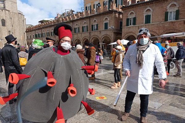 Carnevale: maschere in piazza ad Ascoli Piceno nonostante freddo e covid