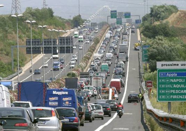 Ogni giorno 1,8 mln di pendolari, auto come da Milano a Pechino © ANSA