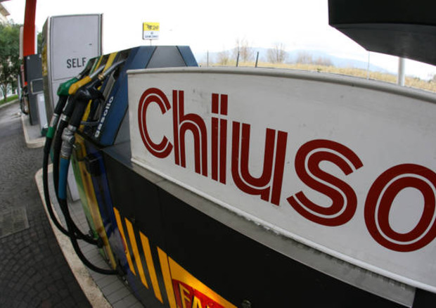 Un distributore di benzina © ANSA 