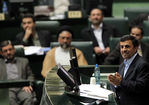 Il presidente iraniano Ahmadinejad in Parlamento © EPA
