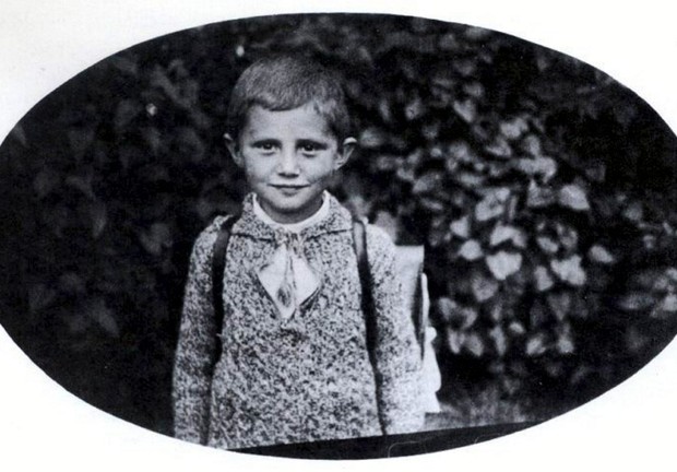 Il piccolo Joseph Ratzinger con la cartella della scuola, in una foto del 1932 © ANSA