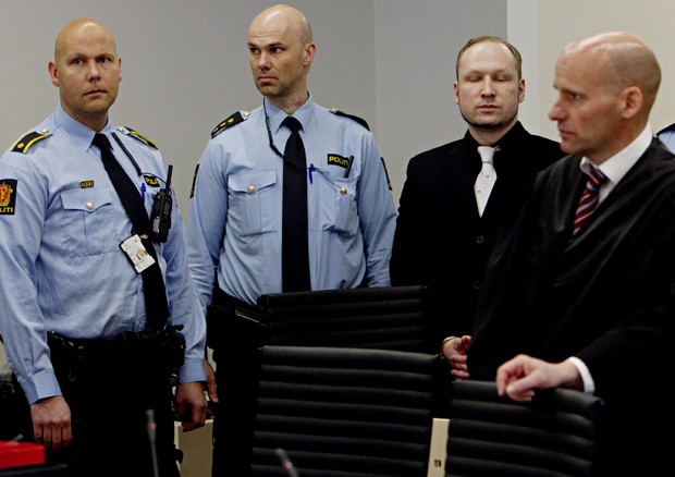 Anders Behring Breivik con due guardie penitenziarie e il suo avvocato © EPA