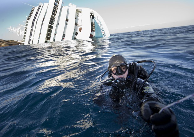I sommozzatori si immergono vicino alla Costa © ANSA