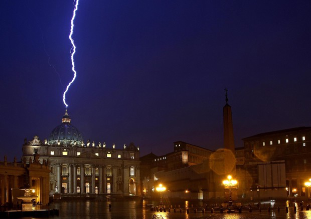 La foto simbolo del fulmine su San Pietro scattata nel giorno dell'annuncio delle dimissioni di Benedetto XVI © ANSA
