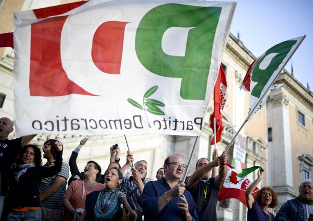 Sostenitori di Ignazio Marino, nuovo sindaco di Roma, festeggiano in piazza del Campidoglio © ANSA