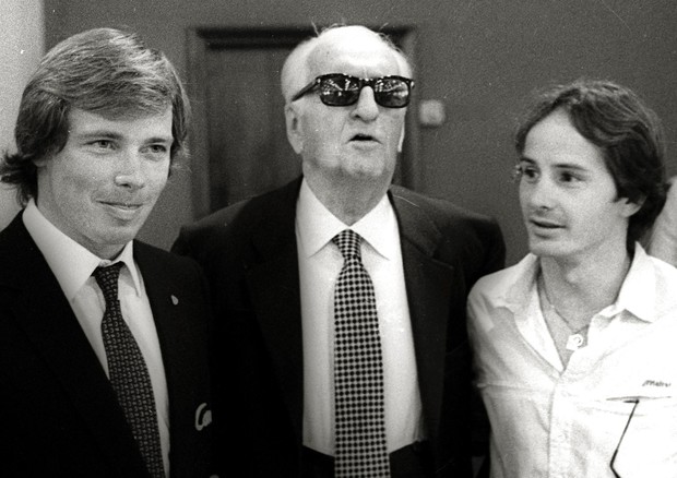 Enzo Ferrari, patron della casa automobilistica Ferrari, insieme ai piloti Gilles Villeneuve e Didier Pironi. © ANSA