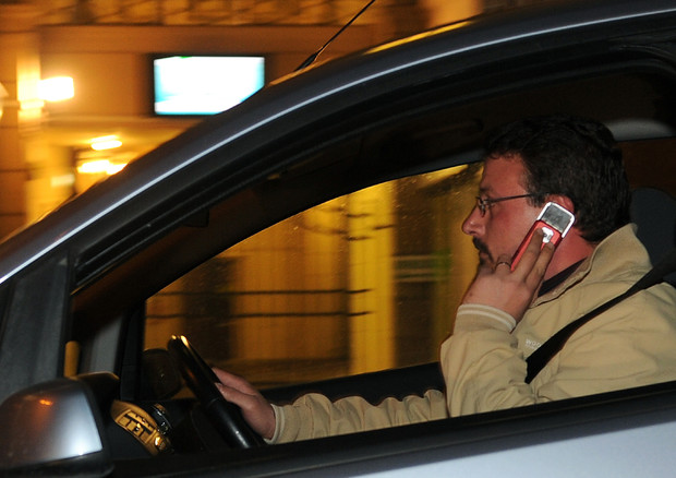 Stretta su cellulare alla guida. E arriva il seggiolino antiabbandono © ANSA 