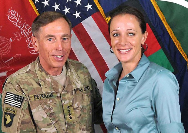 Petraeus e la giornalista biografa con cui ebbe una relazione (foto: ANSA )
