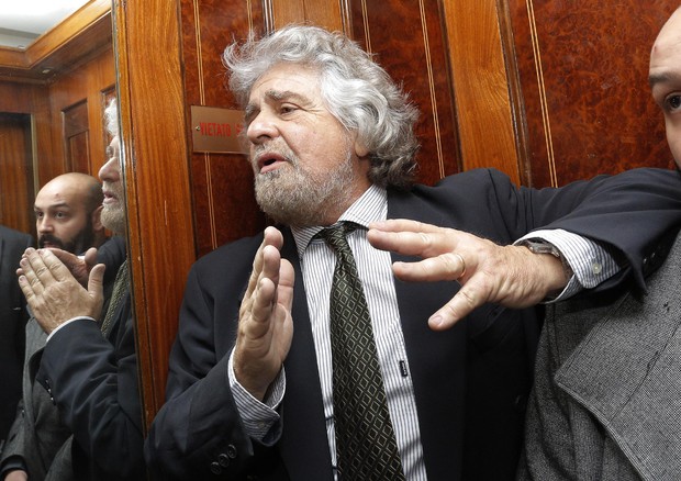 Beppe Grillo in un ascensore del Senato mentre parla con la stampa dopo l'incontro con il Gruppo M5S © ANSA