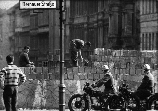 L'inizio della costruzione del muro di Berlino, in una foto d'archivio scattata il 13 agosto del  1961 © ANSA