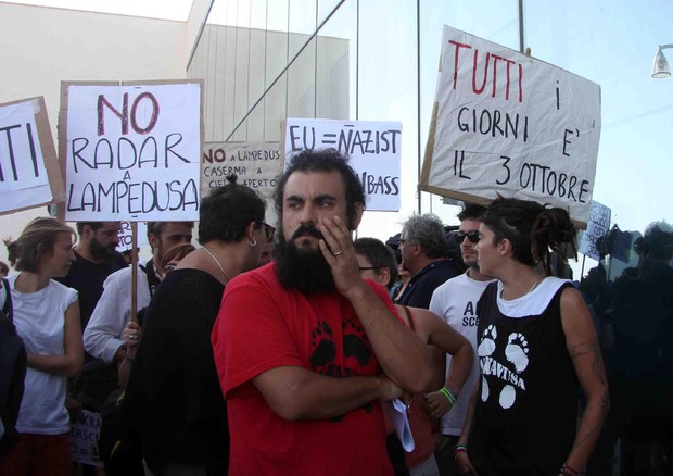 Naufragio: proteste ad aeroporto Lampedusa, no a Centro © ANSA