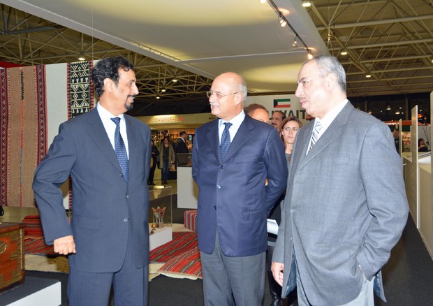 L'ambasciatore a Roma del Kuwait e alcuni menbri del Parlamento Kuwaitiano in visita allo stand che il paese mediorientale ha utilizzato per presentare la sua partecipazione all'Esposizione Universale di Milano © ANSA