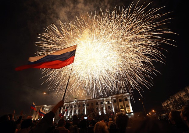 Simferopoli il 21 marzo, giorno in cui Putin promulga il trattato di annessione della Crimea e di Sebastopoli © EPA