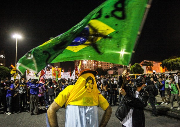 L'immagine di una manifestazione in Brasile (foto: EPA)