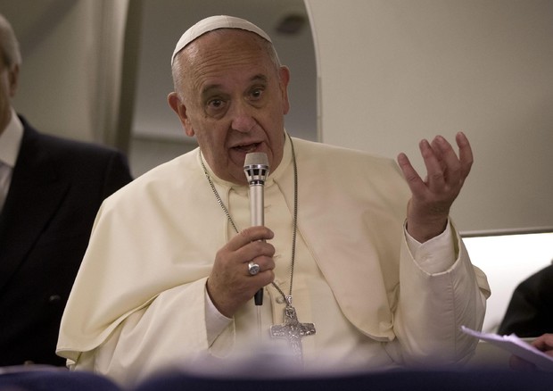 Papa Francesco a bordo dell'aereo che lo riporta a Roma © EPA