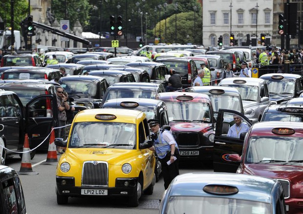 Taxi protest in London © EPA