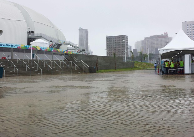 L'esterno dell'Estadio Arena di Natal bagnato dalla pioggia il 13 giugno prima di Camerun-Messico (foto: ANSA )