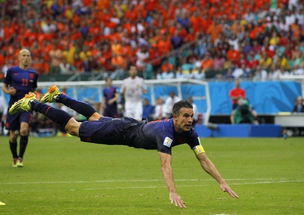 Il gol del 1-1 di Van Persie contro la Spagna (foto: EPA)