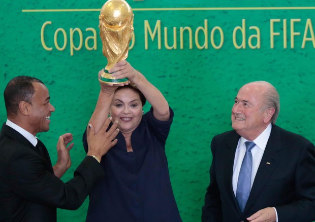 Dilma Rousseff (c), con il presidente della Fifa Joseph Blatter (d) e l'ex calciatore brasiliano Cafu (foto: EPA)