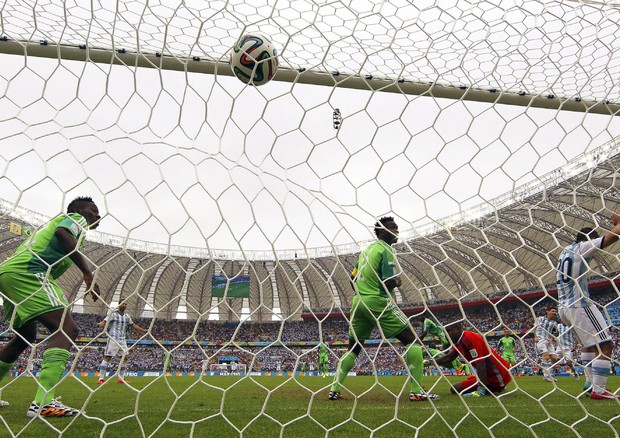 Il gol di Messi su punizione contro la Nigeria (foto: EPA)