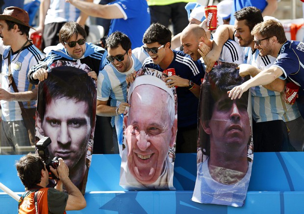 Messi, Bergoglio e Maradona (foto: ANSA )