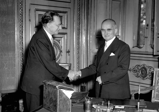 Giuramento dei ministri, stretta di mano tra Alcide De Gasperi e Luigi Einaudi, 26 luglio 1951 © ANSA