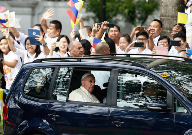 Papa Francesco nelle Filippine viaggia in Vw Touran © ANSA