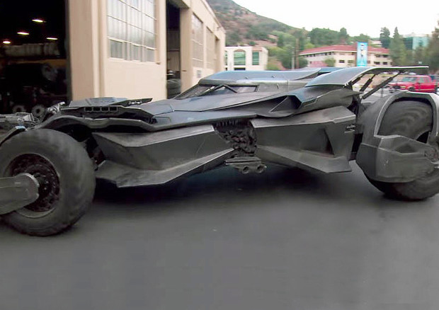 Un carro armato per Batman, svelata nuova auto del super eroe - Attualità 