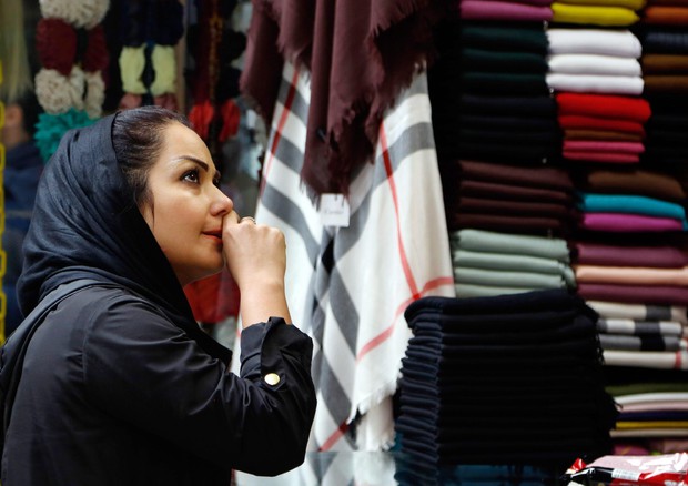 Una ragazza iraniana al bazar © EPA