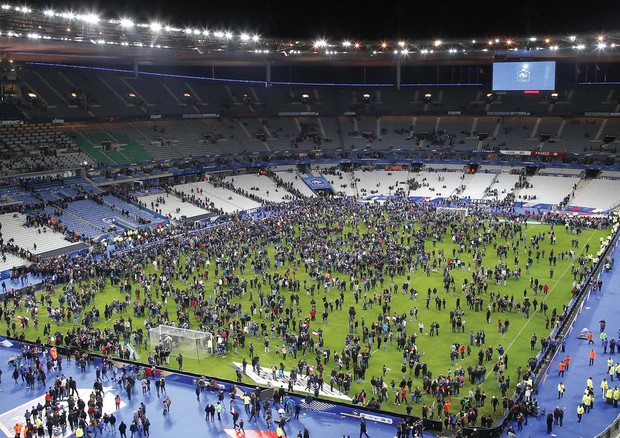 Je suis parisien - L'attacco terroristico allo Stade de France spinge gli spettatori ad invadere il terreno di gioco durante l'amichevole di calcio Francia-Germania © ANSA