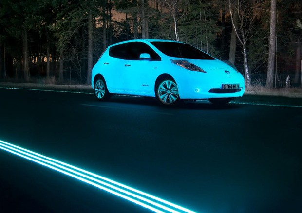 Un'auto fluorescente sull'autostrada che si illumina da sola - Componenti &  Tech 