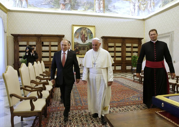 Papa Francesco e Vladimir Putin durante in loro incontro in Vaticano © ANSA