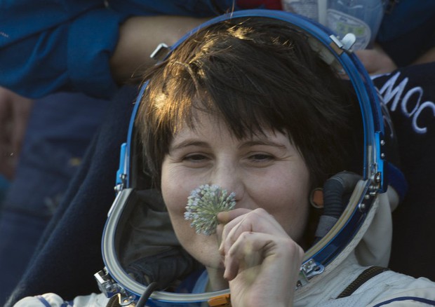 L'astronauta Samantha Cristoforetti, subito dopo l'atterraggio (fonte: ESA–S. Corvaja, 2015) © Ansa