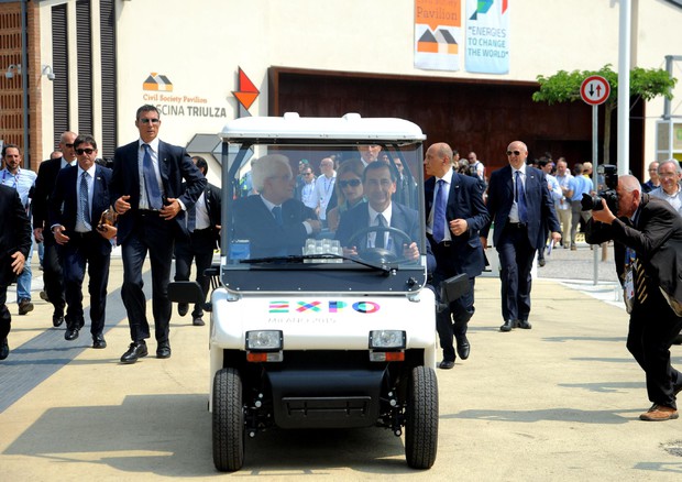Il Presidente della Repubblica, Sergio Mattarella, a bordo di un mezzo guidato dal commissario di Expo, Giuseppe Sala © ANSA