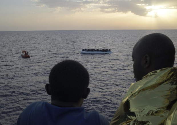 Immigrazione: oltre 700 profughi tratti in salvo da nave Msf © ANSA