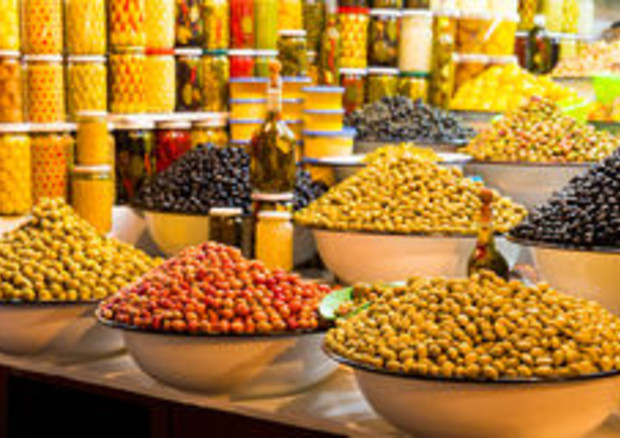 Banco di olive di un mercato in Marocco © Ansa